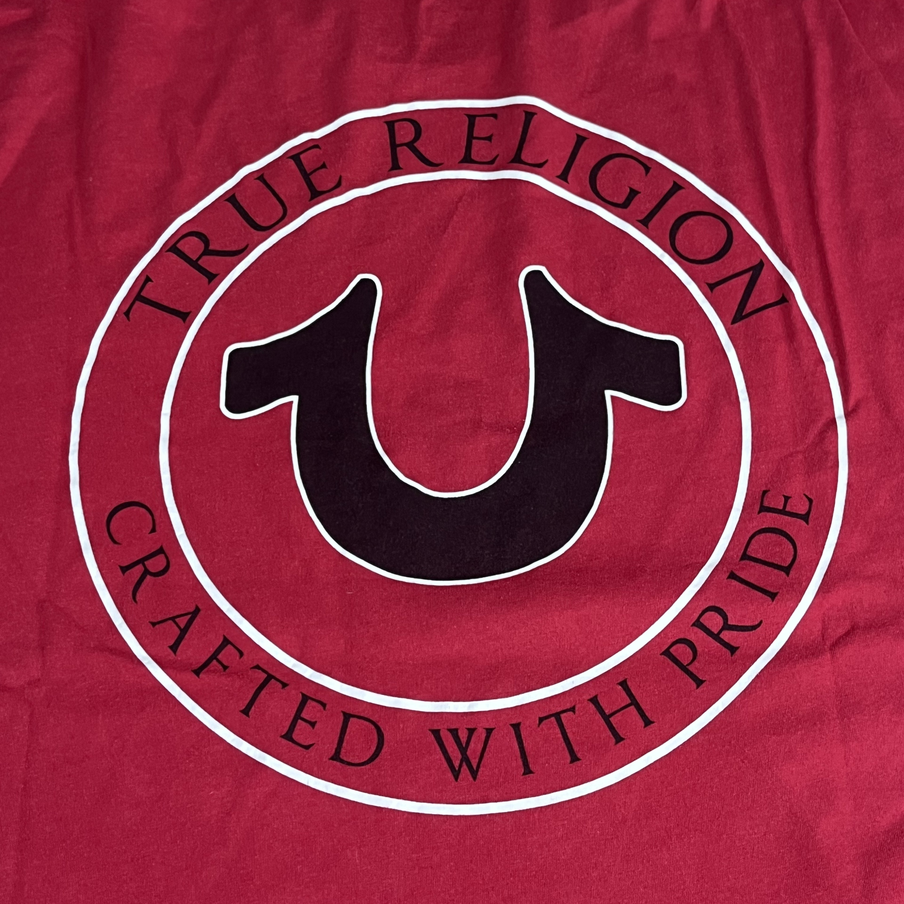 True Religion „World Tour“ tričko (červeno-černé)