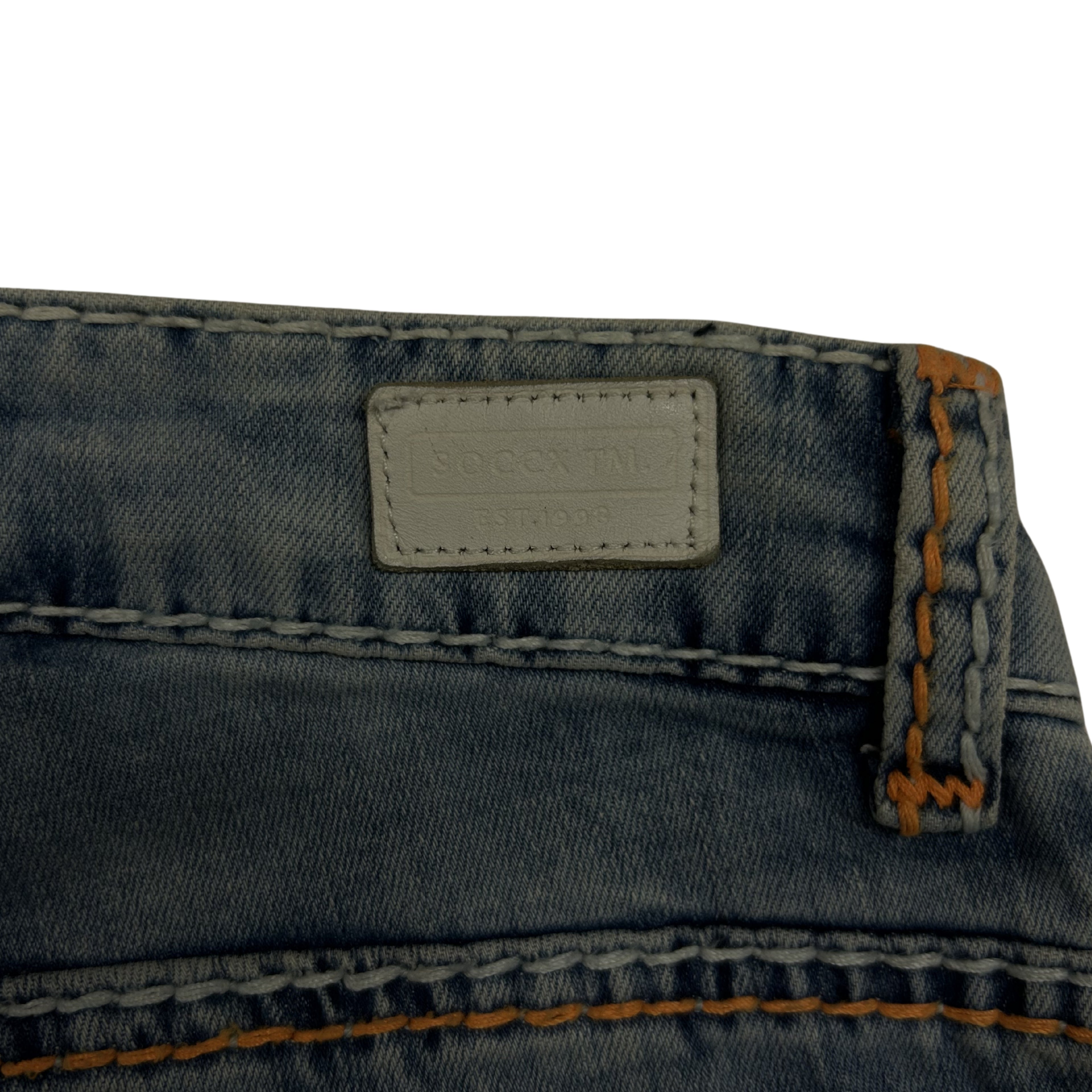 Soccx Denim Straight Leg Jeans – Medium Wash s Oranžovým Prošíváním
