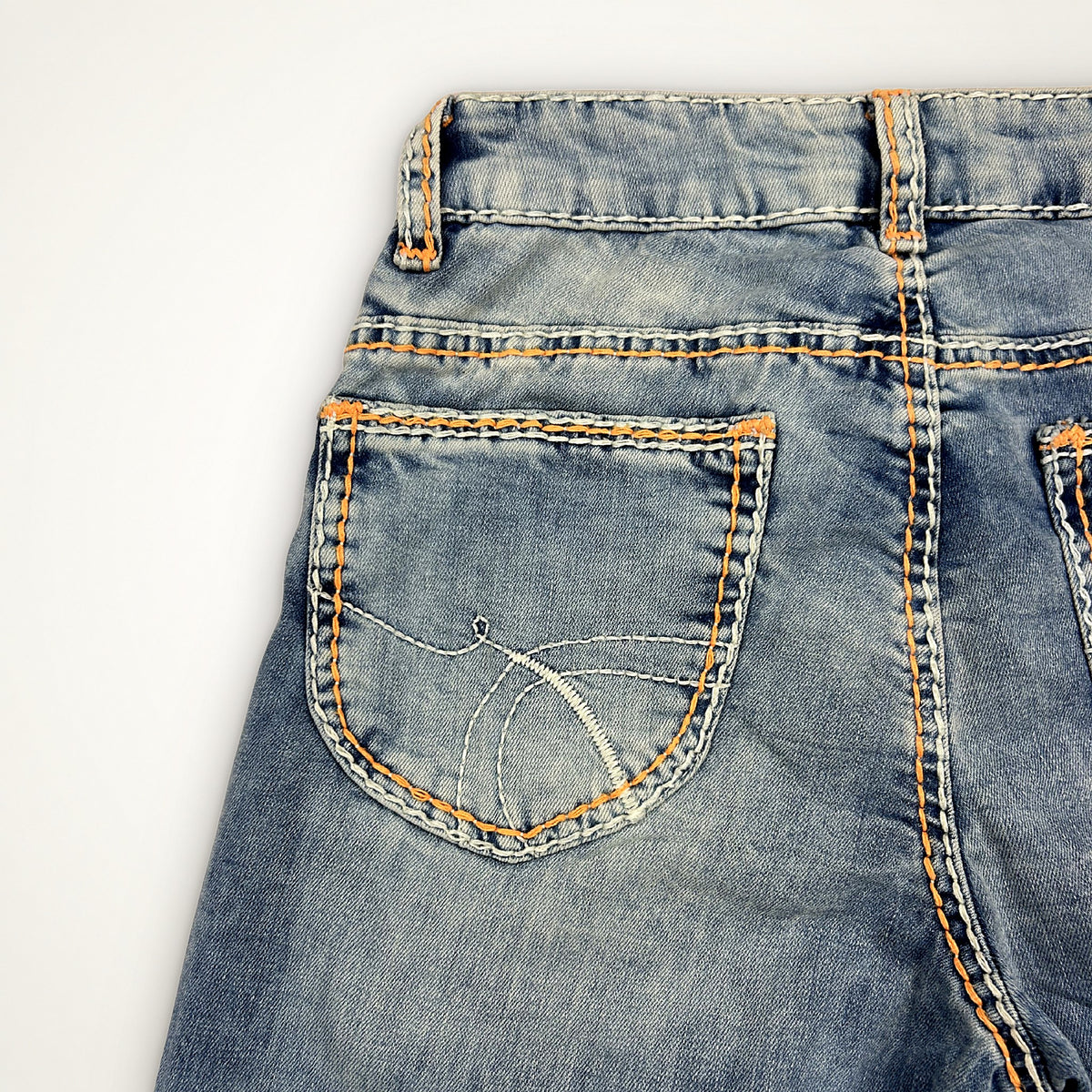 Soccx Denim Straight Leg Jeans – Medium Wash s Oranžovým Prošíváním