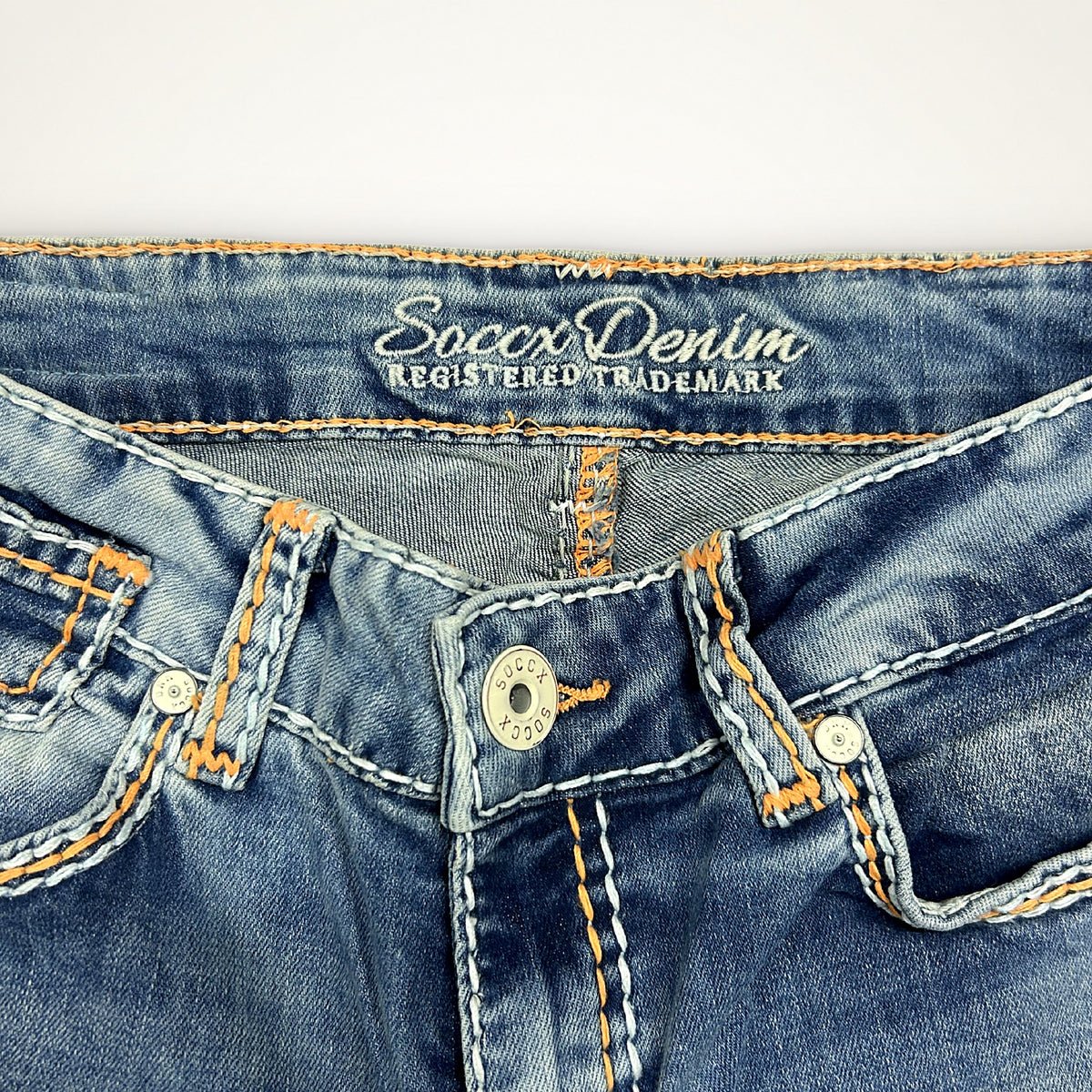 Soccx Denim Straight Leg Jeans – Medium Wash s Oranžovým Prošíváním