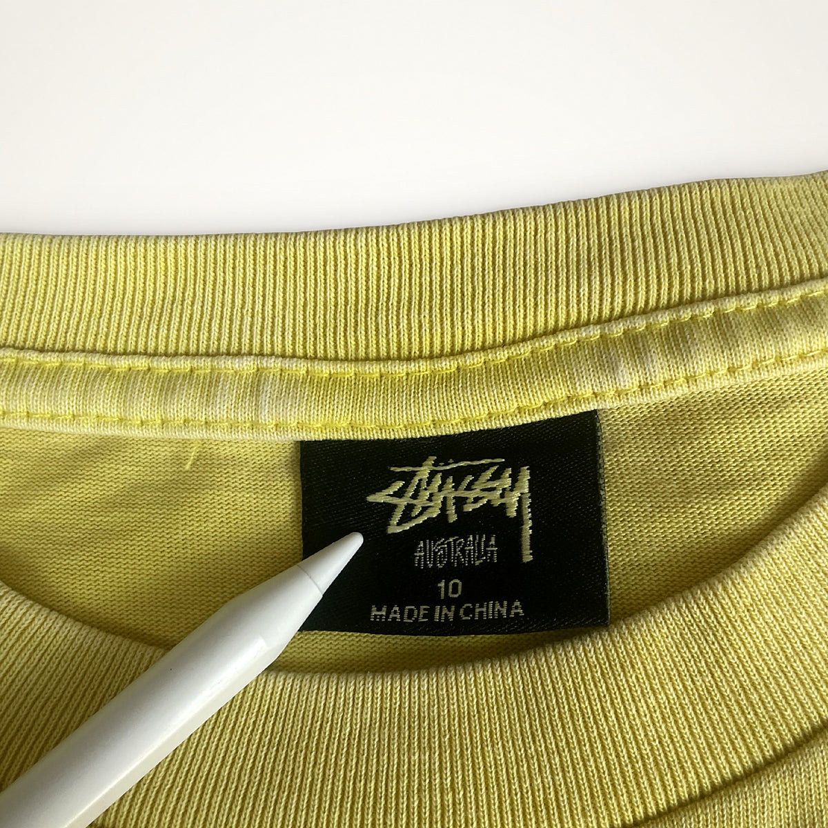 Stussy Vintage T-Shirt – Custom Obarvené na Světle Žlutou