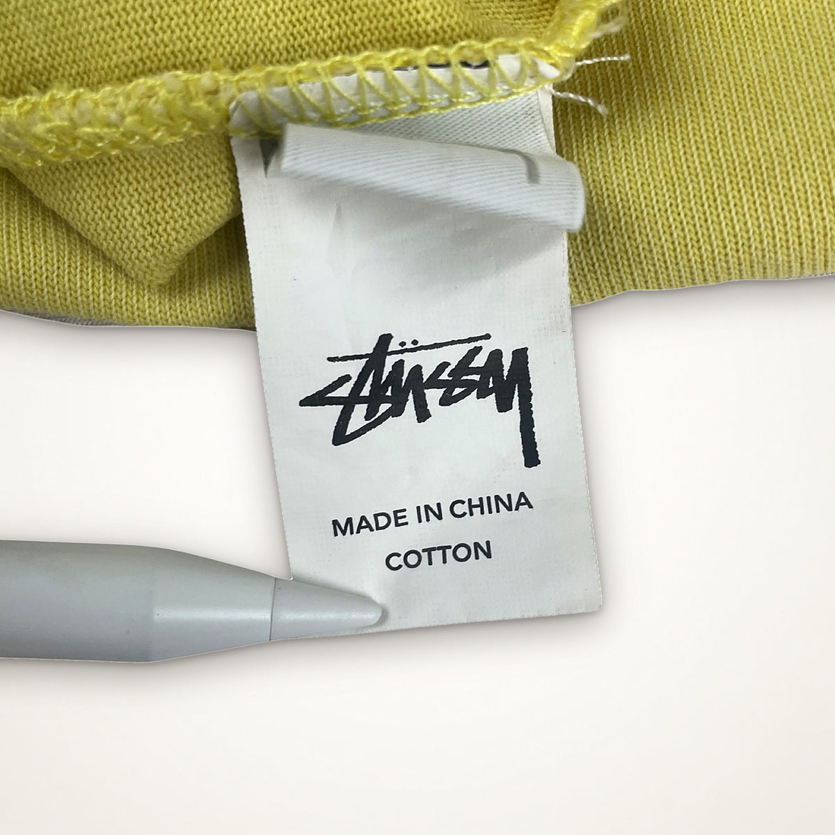 Stussy Vintage T-Shirt – Custom Obarvené na Světle Žlutou