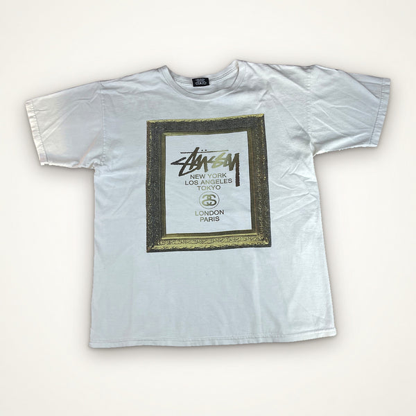 Stüssy "World Tour" Gold Frame Tee – White / M